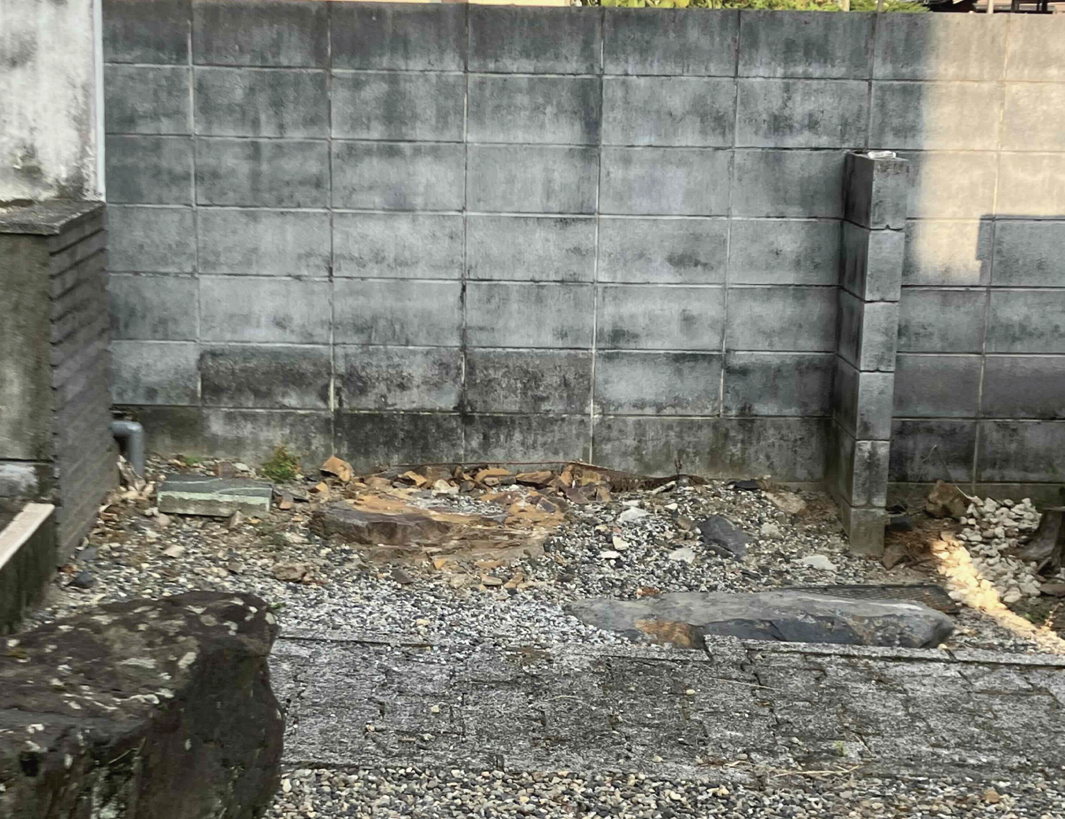 自転車が置きやすいように地面をコンクリートで固めます