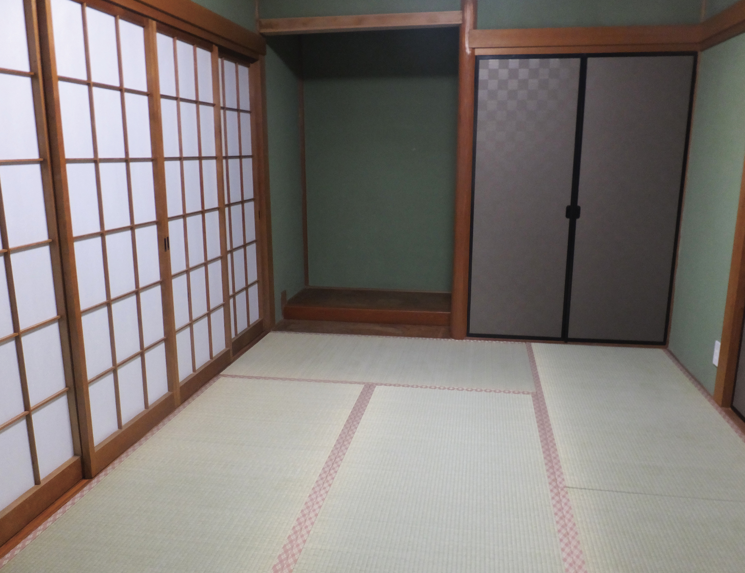 畳のヘリはピンク色を、襖の色は茶色を選ばれて、とても素敵でオシャレな和室になりました