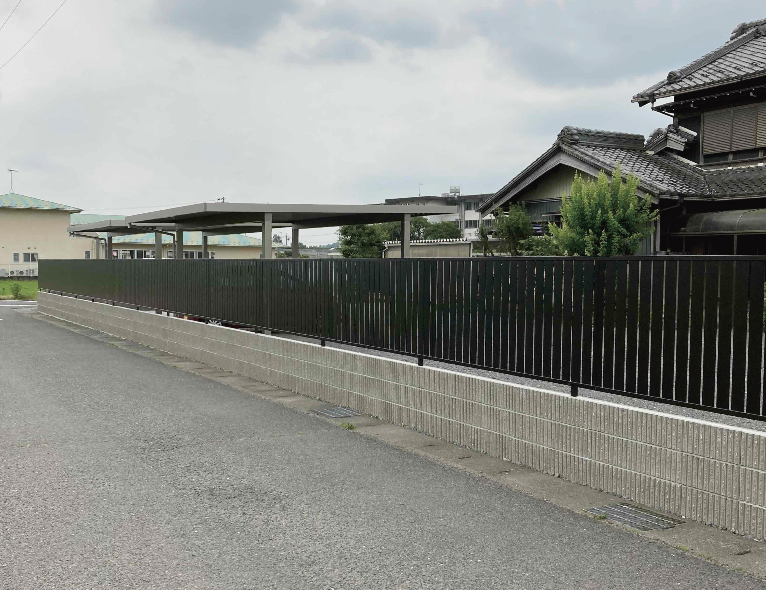 敷地一面に目隠しフェンスの施工が完了しました