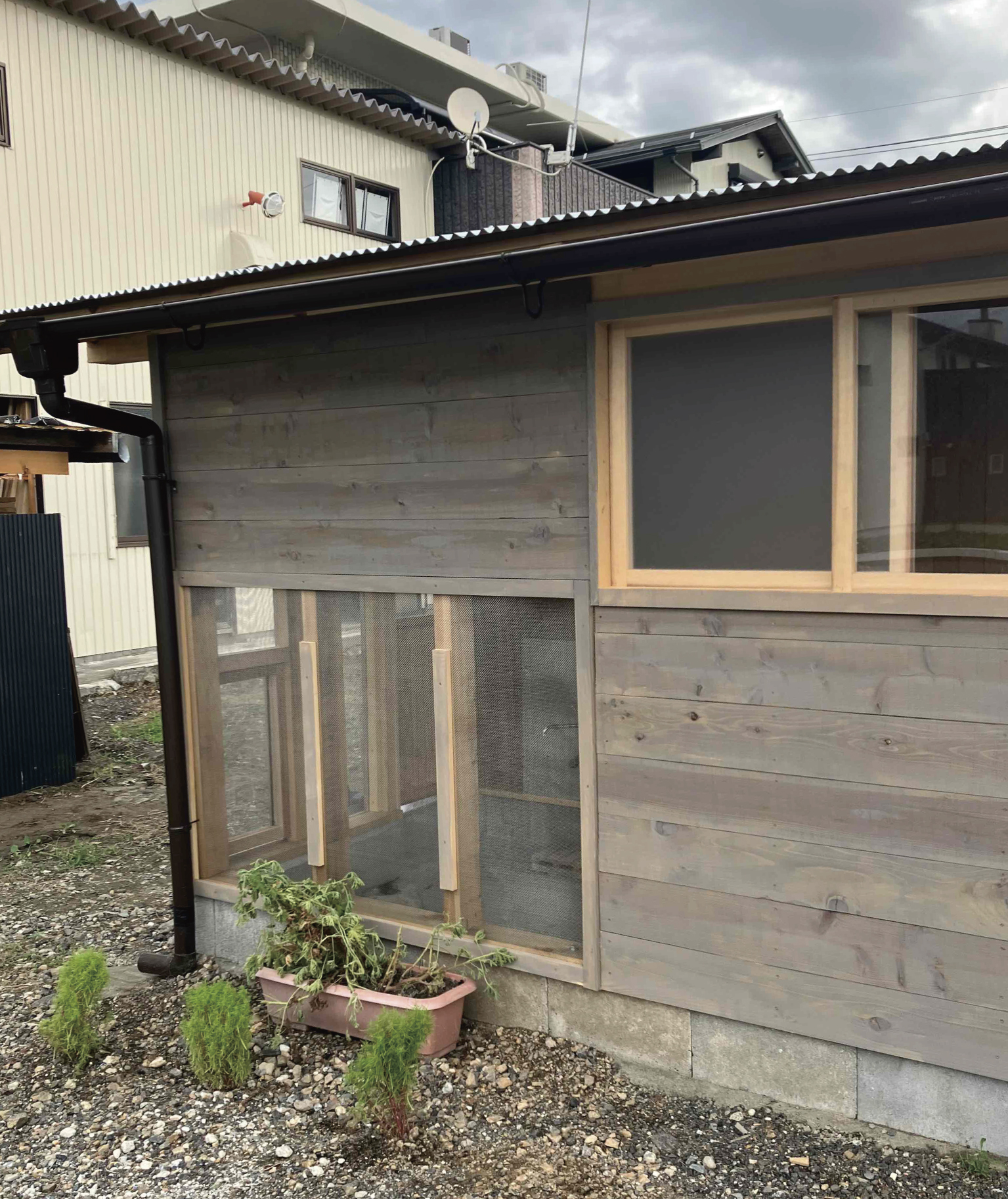 人間も住めそうな、おしゃれなしっかりとした造りの小屋が完成しました