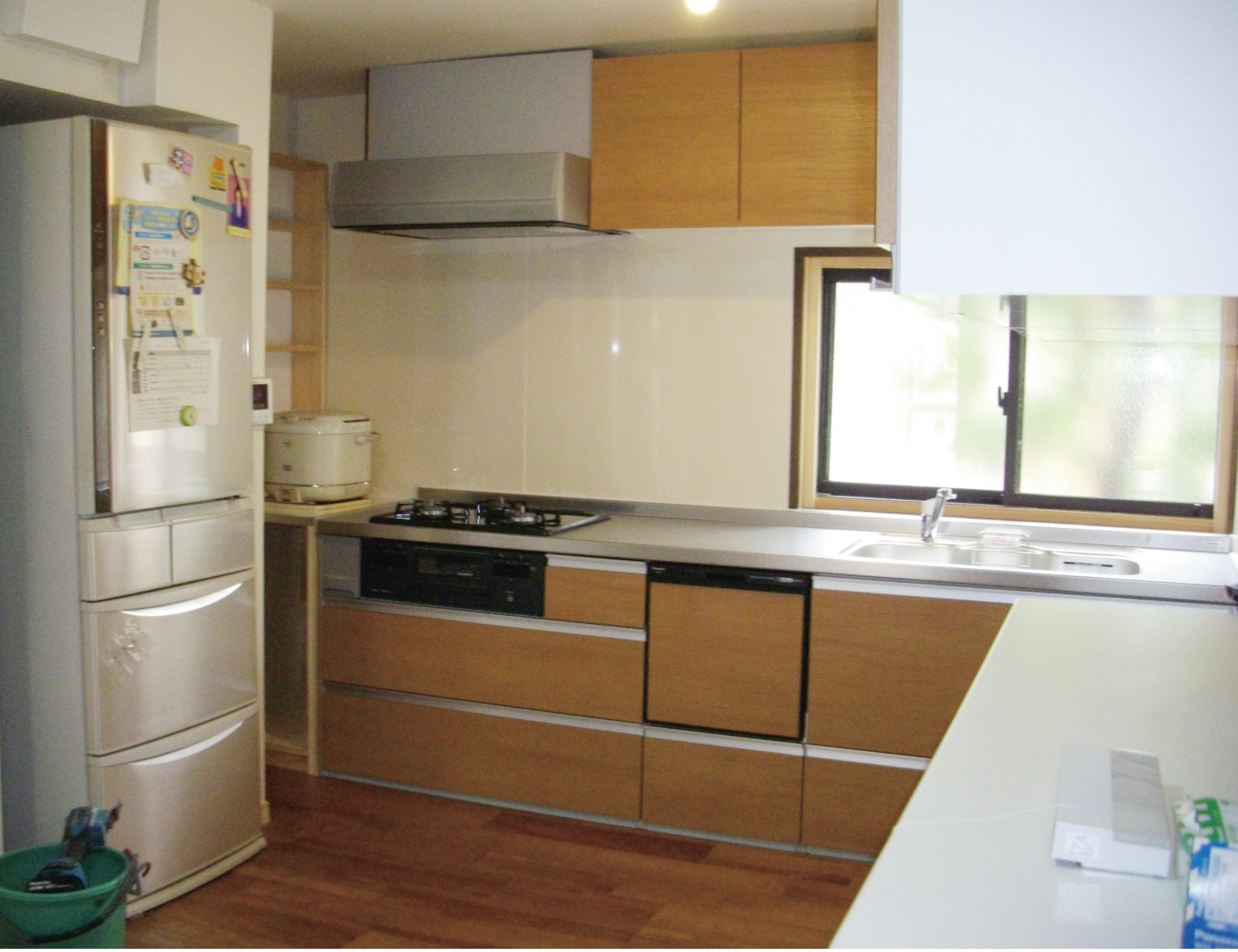 冷蔵庫を置けるスペースを作り、置けるようにしました