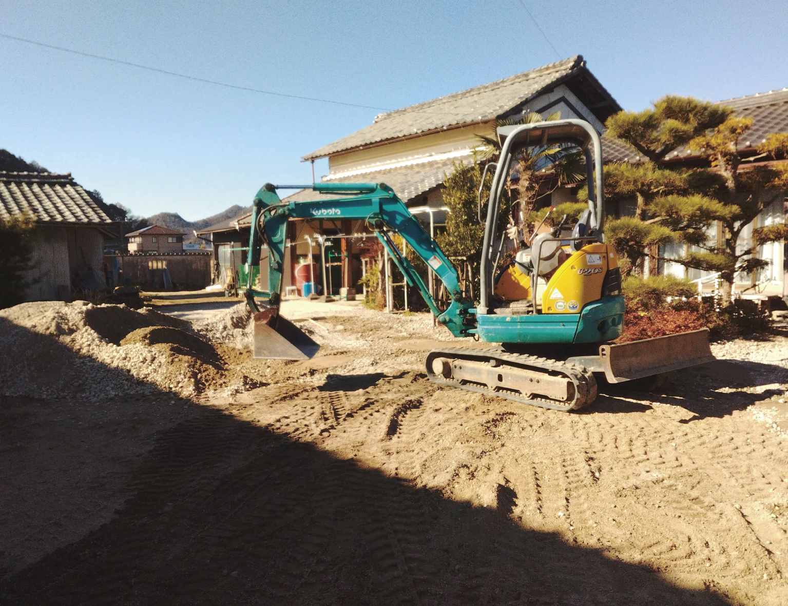 重機で地面を均していきます