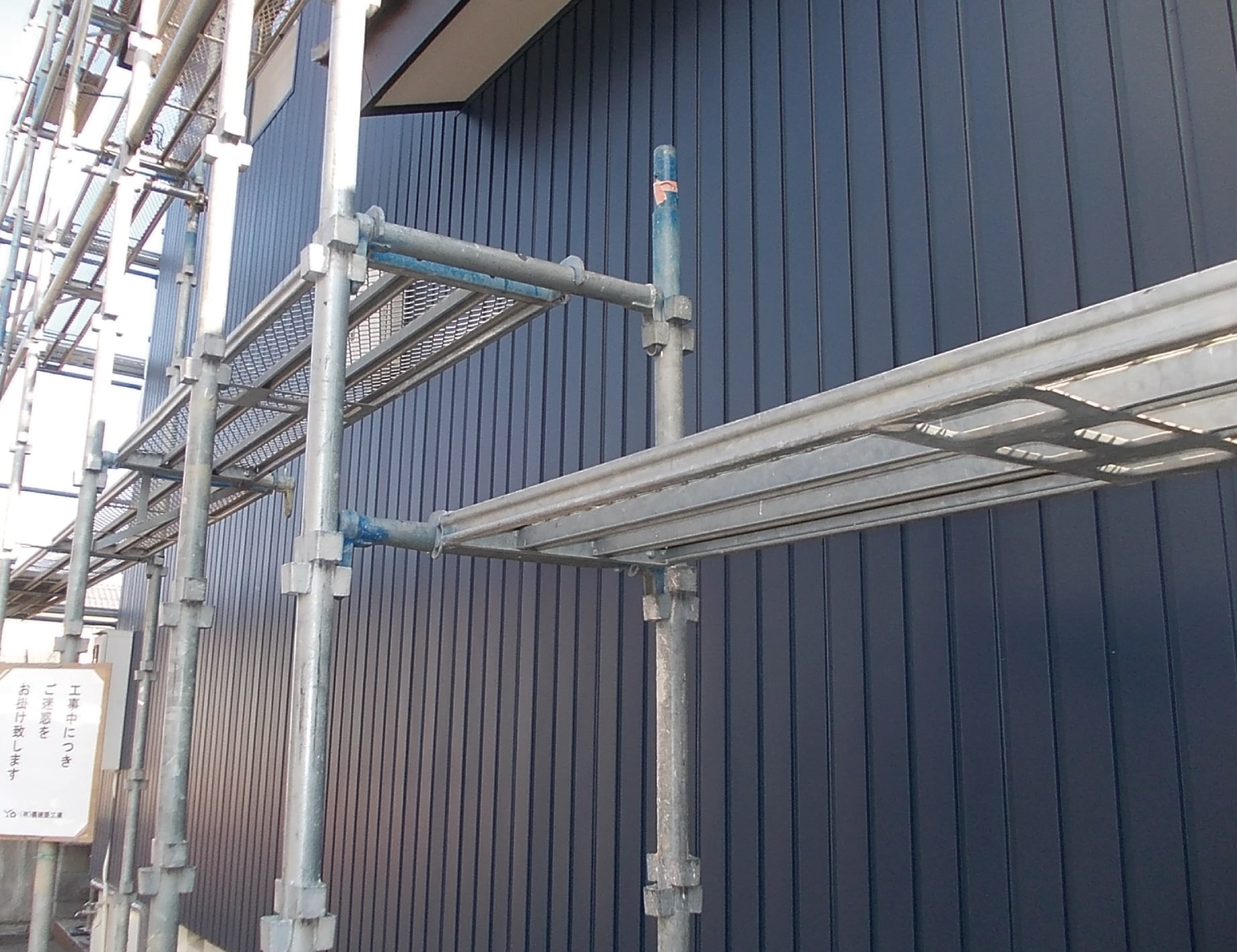 シックな色がおしゃれな板金材が張られました