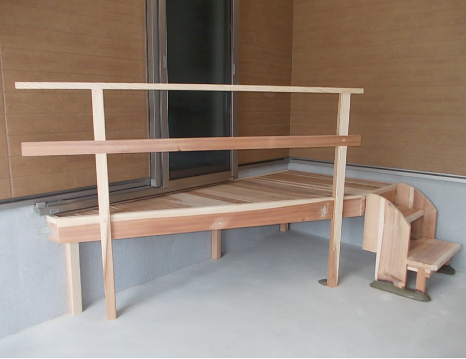 完成の記念に、インナーガレージから宅内へ入るデッキをプレゼントしました