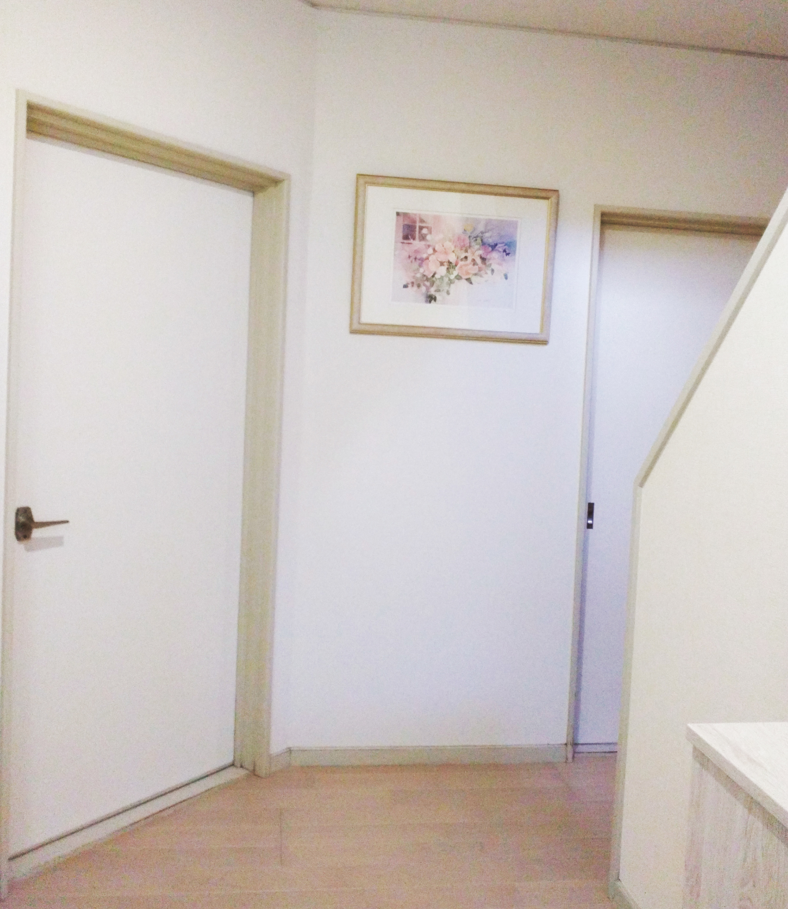 色柄も明るい色味になり廊下が明るい印象になりました