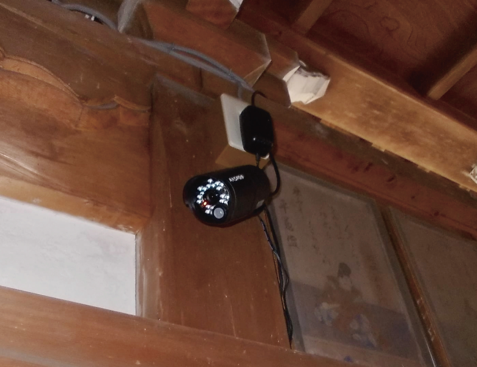 さい銭泥棒対策に防犯カメラを取付ました