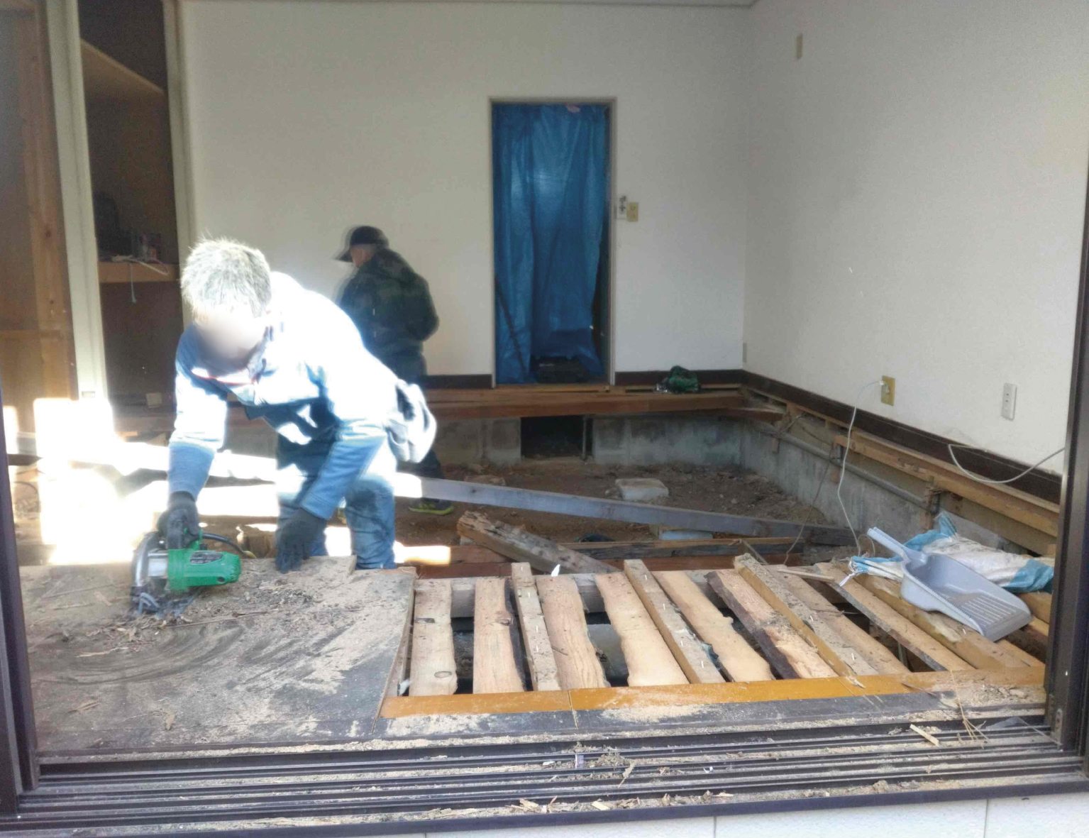 収納部分の建具を新しくします