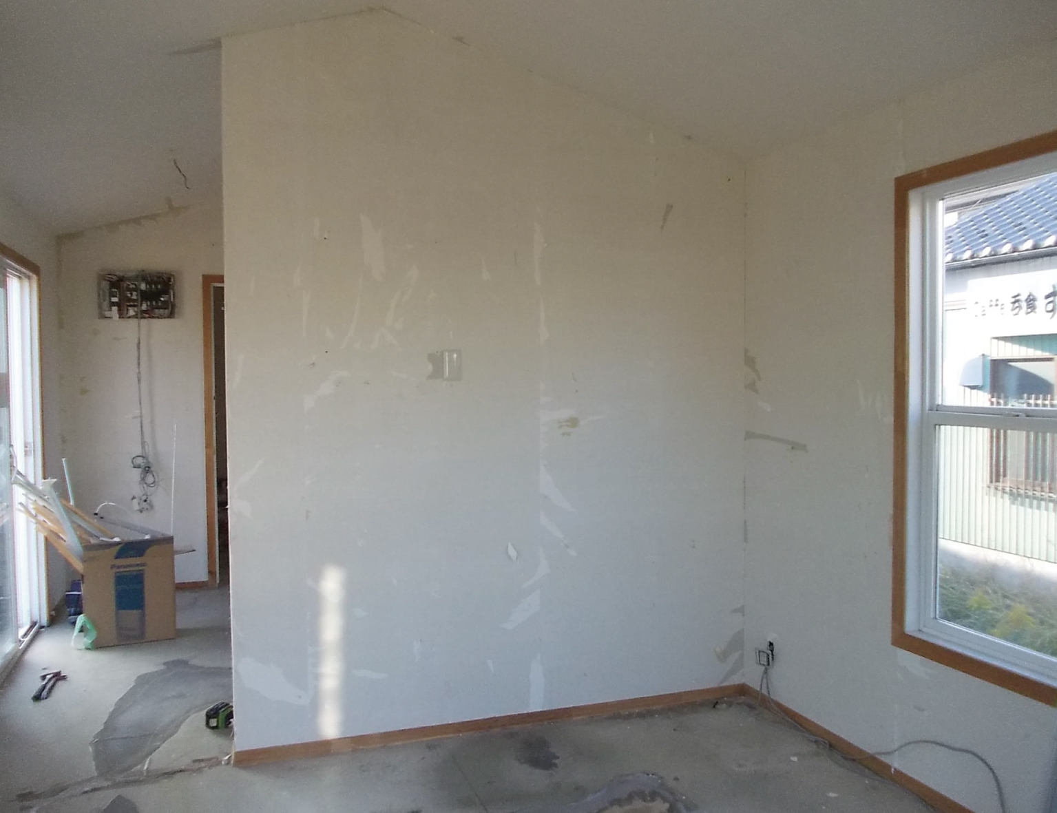 前所有者の時の備品や配線等を外して内装工事に取り掛かっていきます