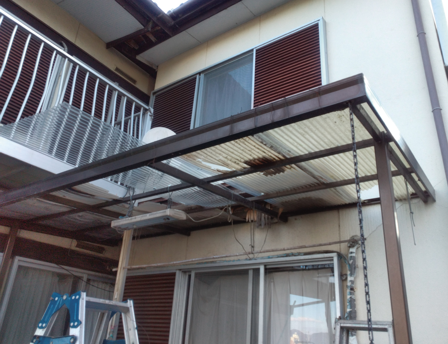 古くなっていた屋根材をめくって張り替えました
