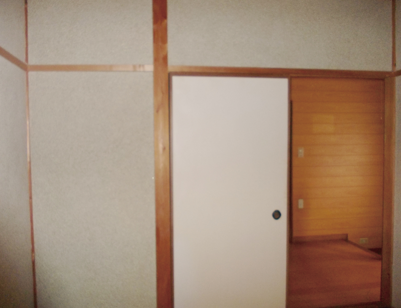 白い襖を張り替えます