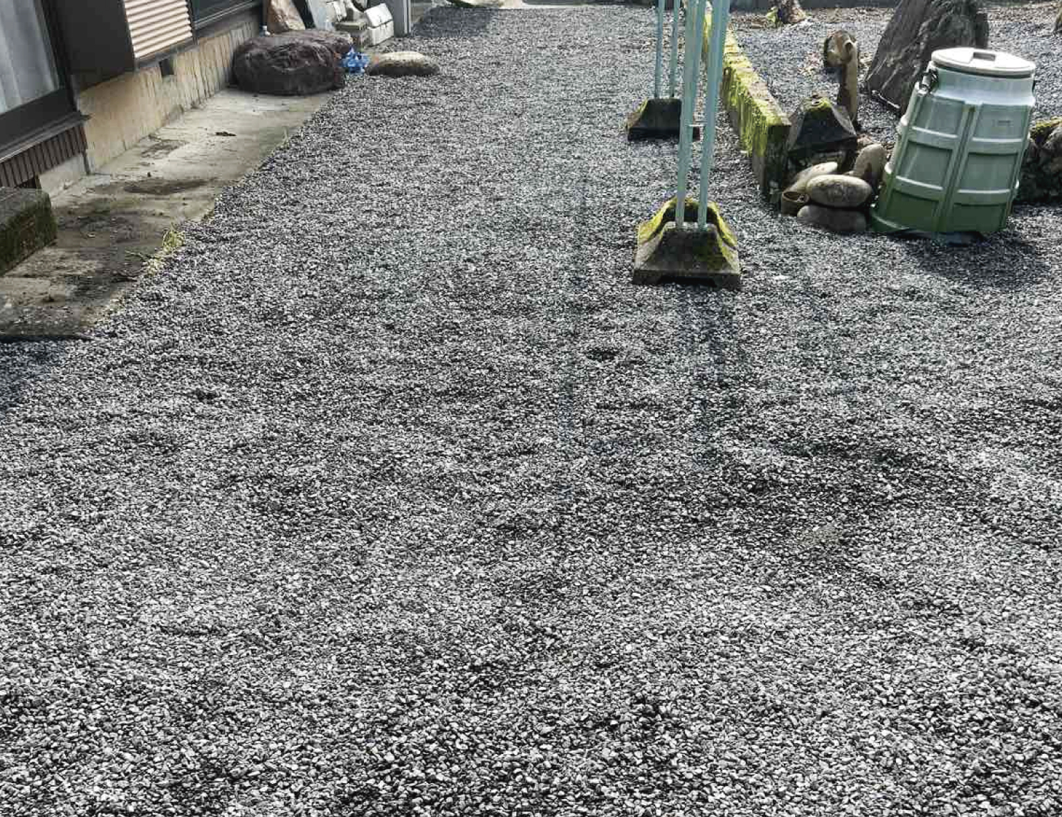 砂利を敷いてスッキリとしたお庭になりました