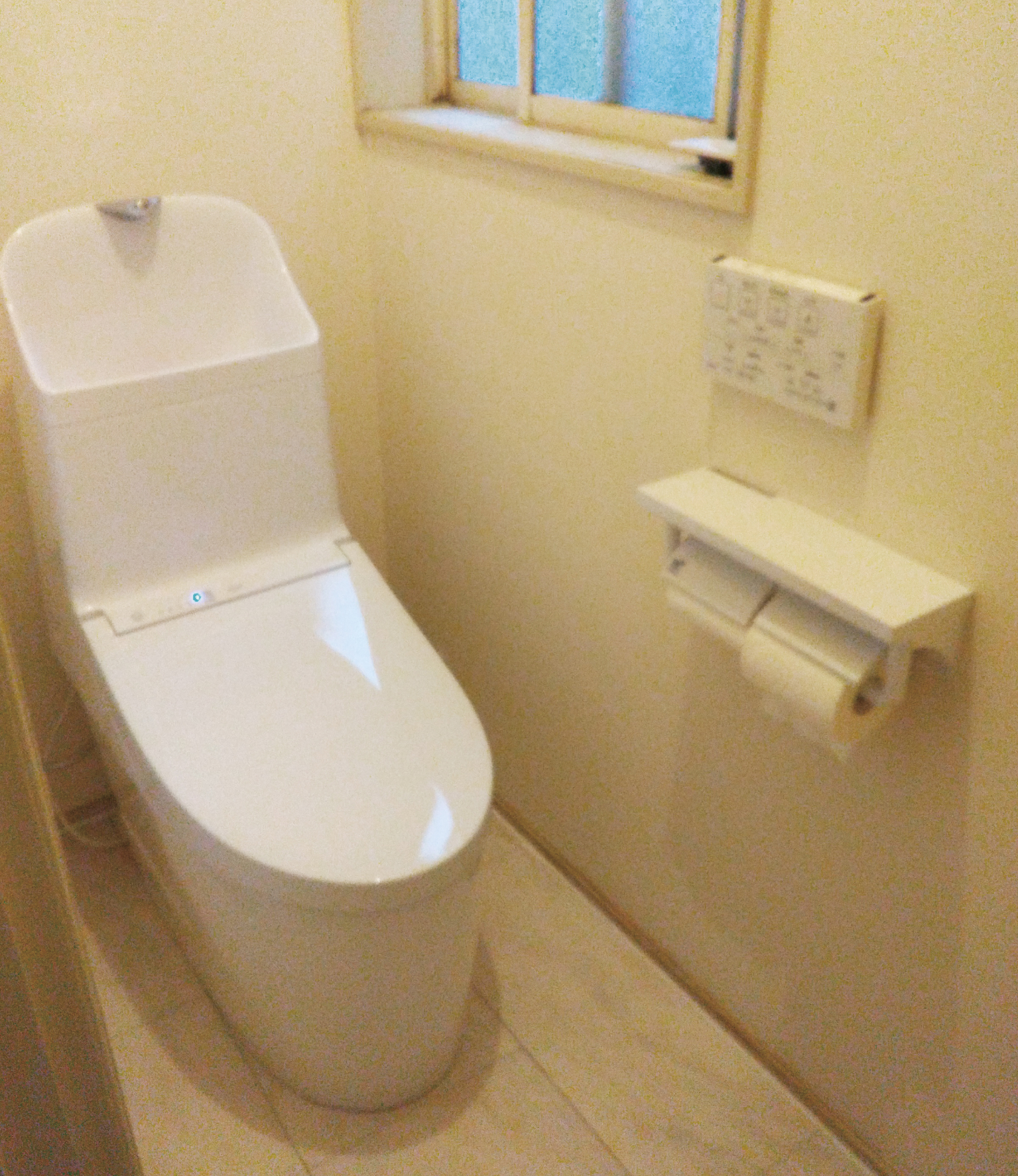 床を嵩上げしてフローリングにし、トイレも新しくなりました