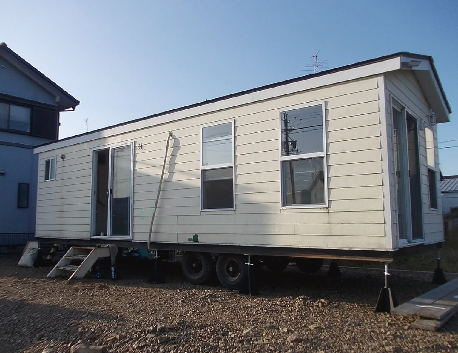 シンプルな白の外装です