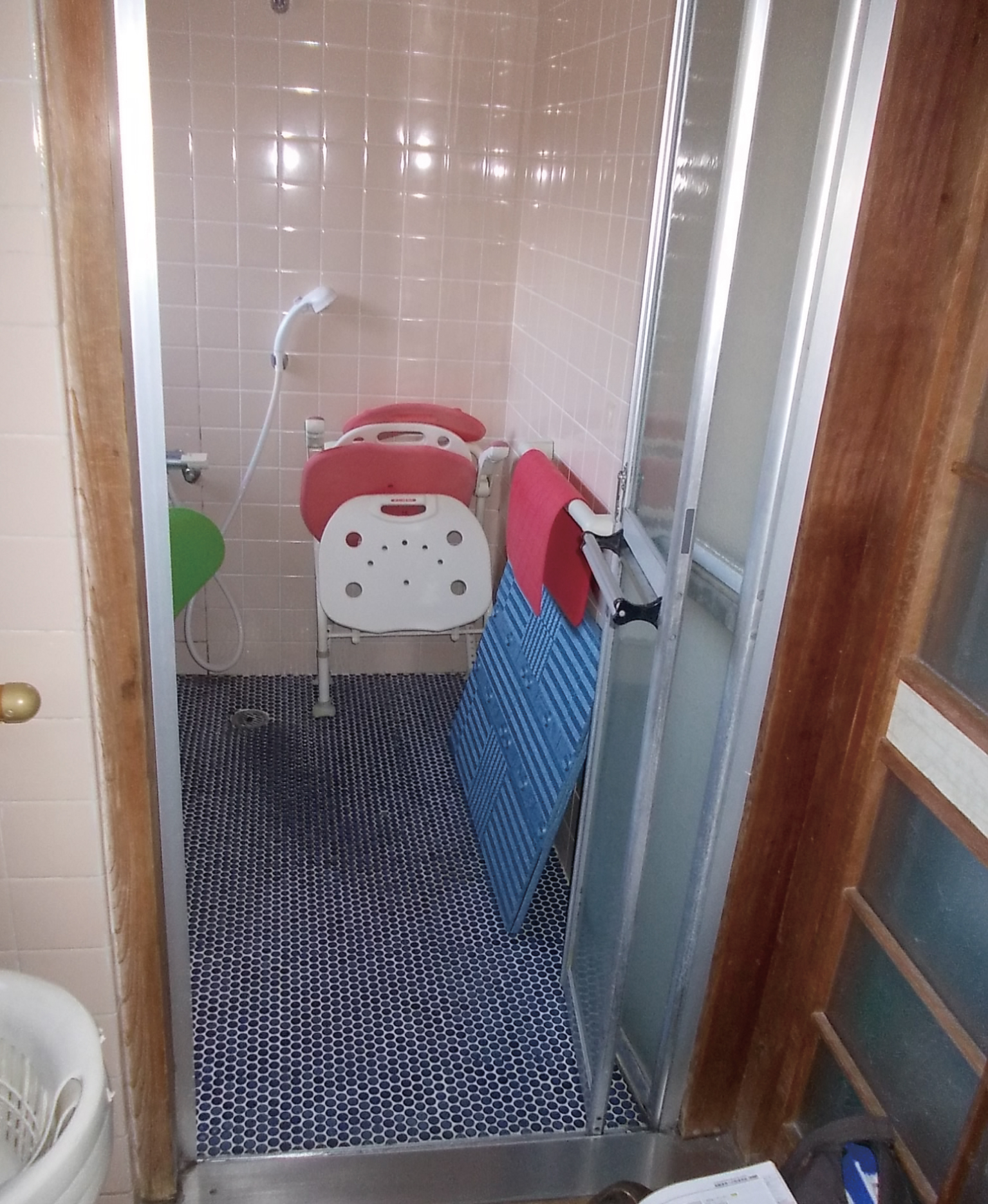 古いドアはレールが劣化して、開閉に力が必要でした