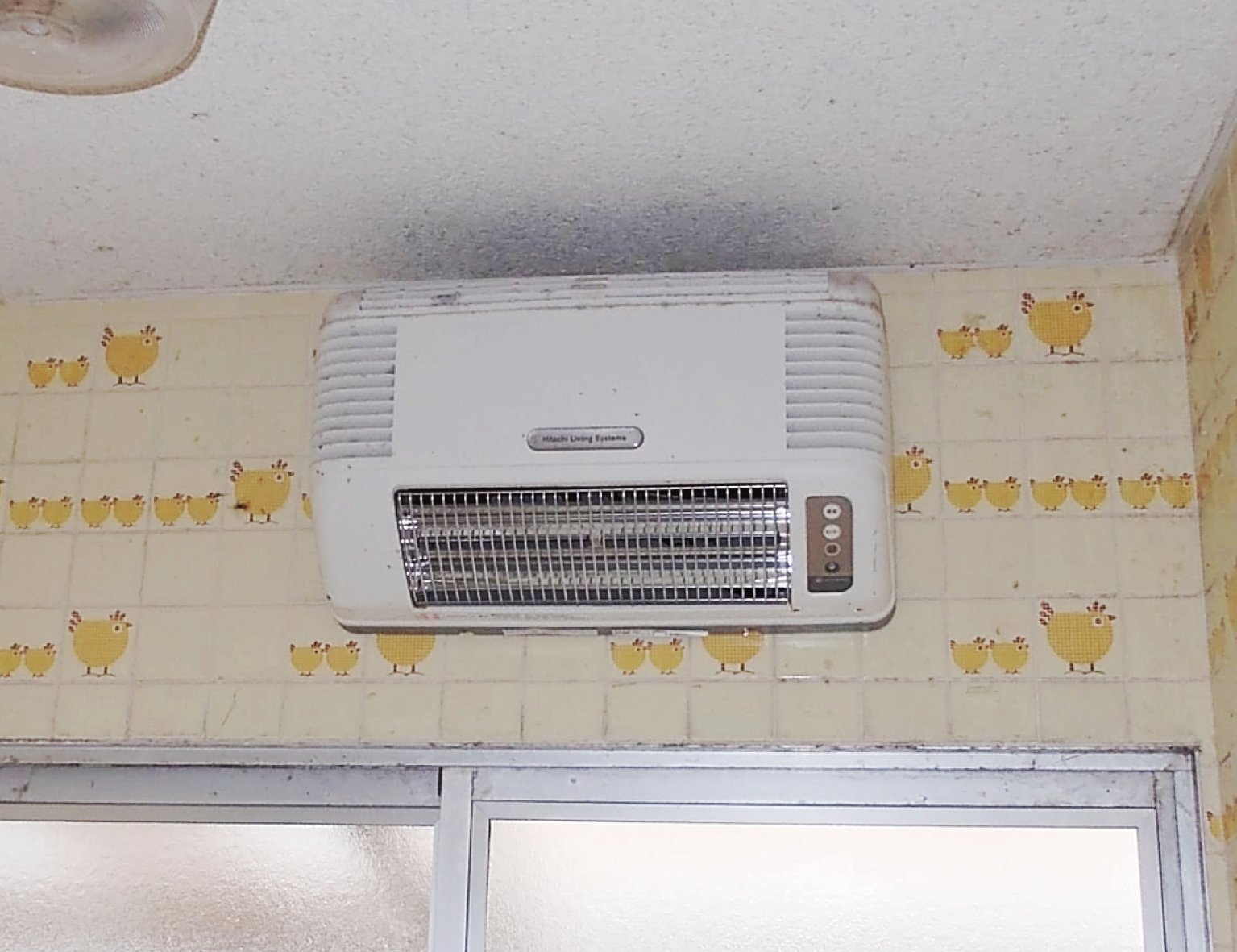 造作風呂に100Vの壁かけ電熱線式ヒーターを使用されていましたが、ややパワー不足でした