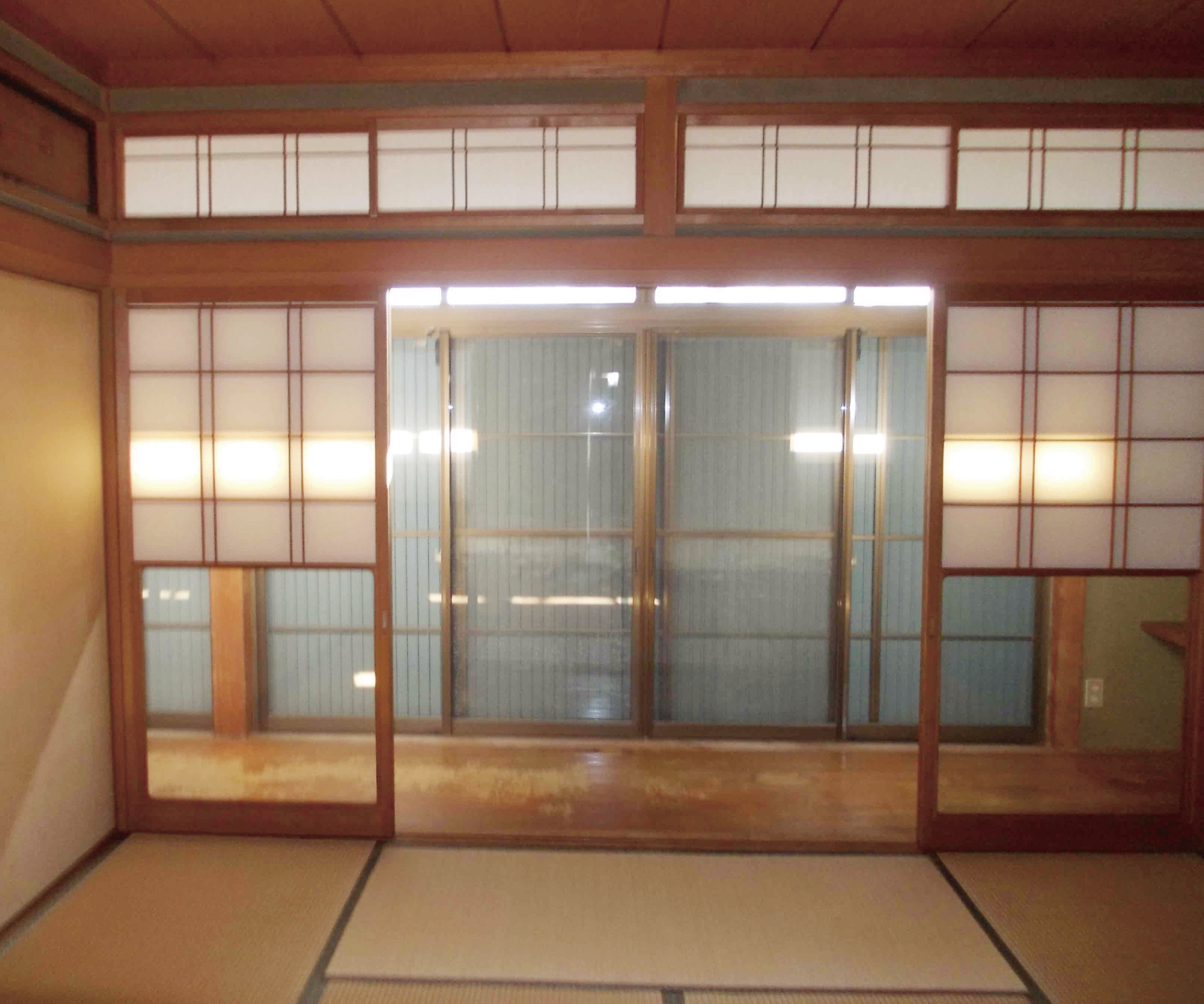 長年使っていた畳の床を張り替えます